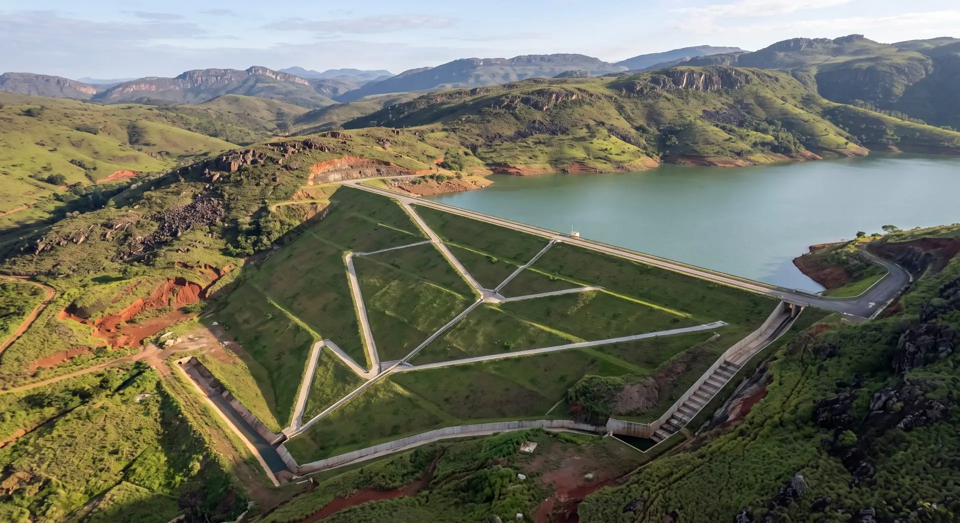 Barragem vista aérea em vale montanhoso