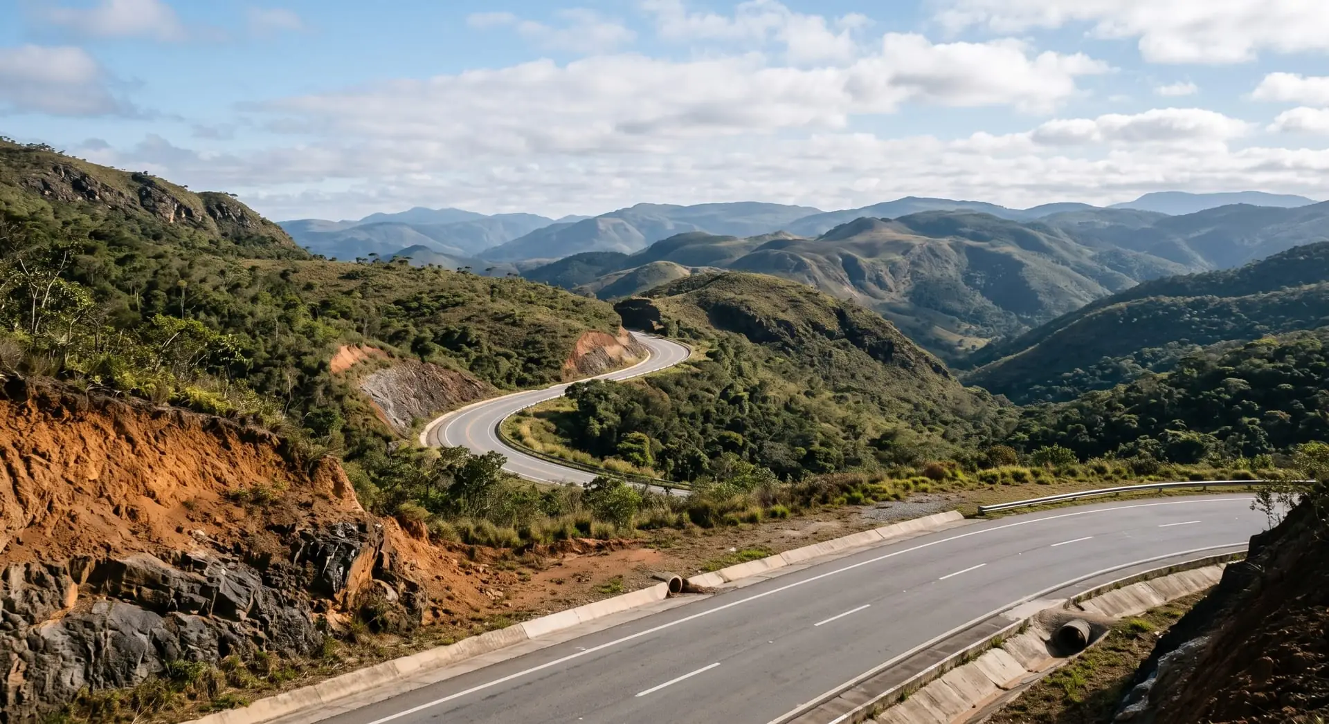 Rodovia sinuosa em relevo montanhoso